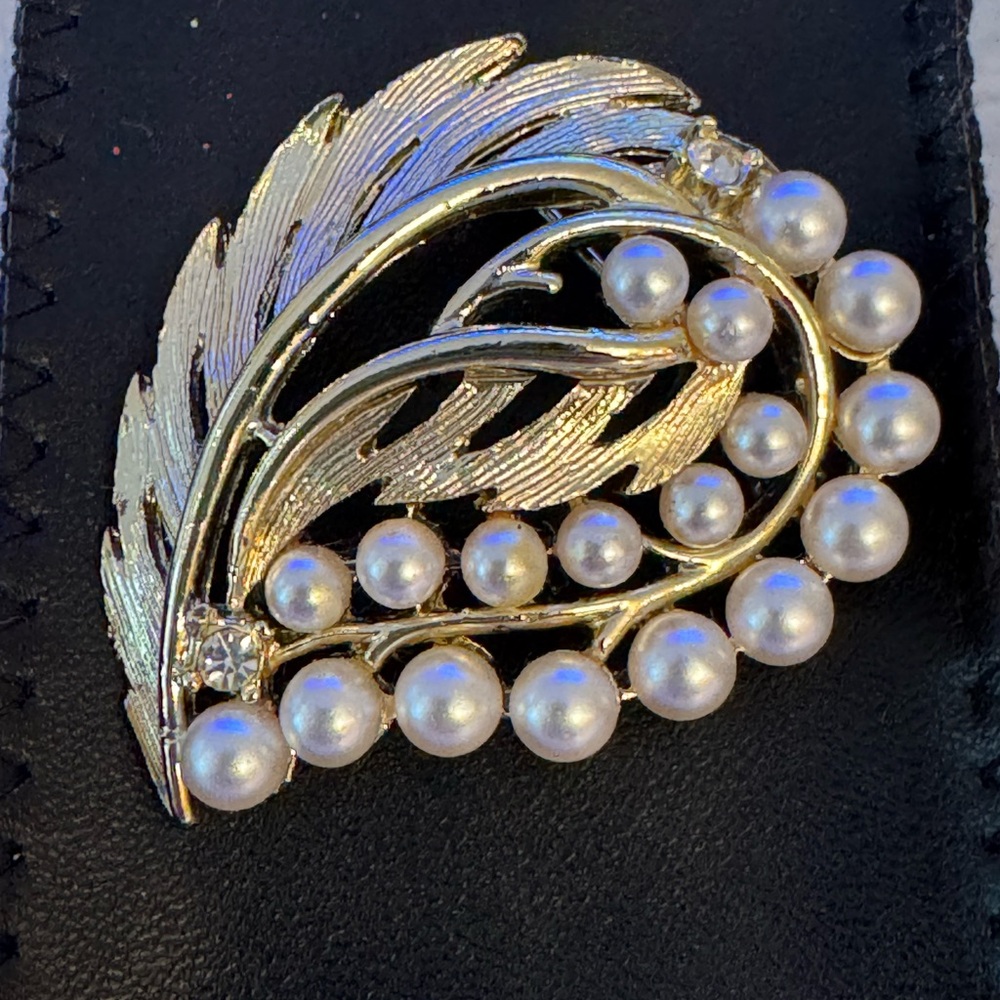 Vintage pen, gold with rhinestones and pearls